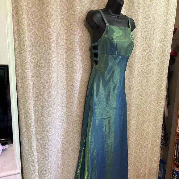 ✨HOST PICK✨ Faviana iridescent formal dress - Picture 2 of 16